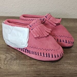 NEW Minnetonka Moccasin Kids Size 3 Pink Suede Fringe Soft Sole Slip On 1160